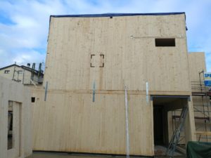 Parete in pannelli in legno XLam durante la costruzione